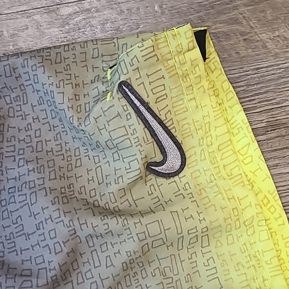 Nike Swim Men's JDI Fade 9" Volley Shorts/Swim trunk in Atomic Green Size Small - Picture 3 of 6